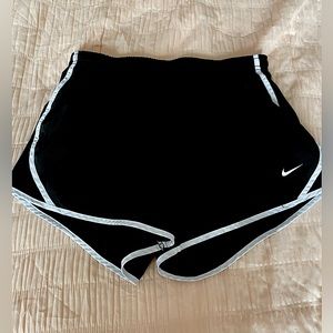 BLACK NIKE SHORTS